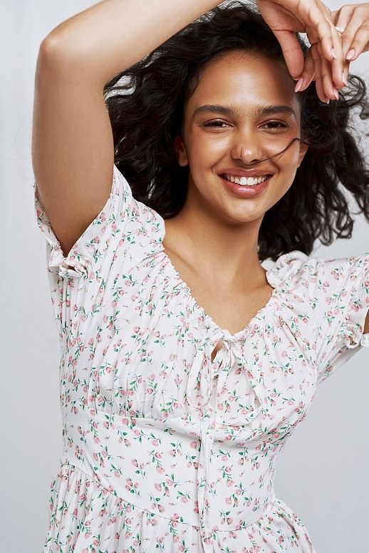 Mini sukienka z paskiem i mleczną falbanką w różowe róże - №2