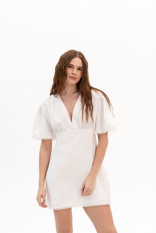 Mini sukienka z prostą spódnicą i krótkimi rękawami mleczna