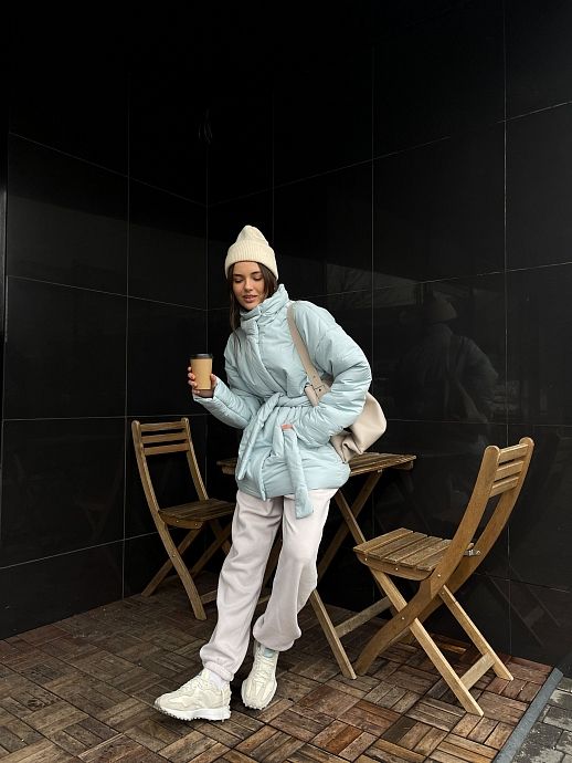 Kurtka z paskiem na zapięcie w kolorze niebieskim