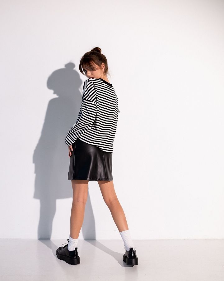 Spódnica mini z ekoskóry czarna B0222/1 #RU# Spódnica mini wykonana z czarnej ekoskóry B0222/1 № 2