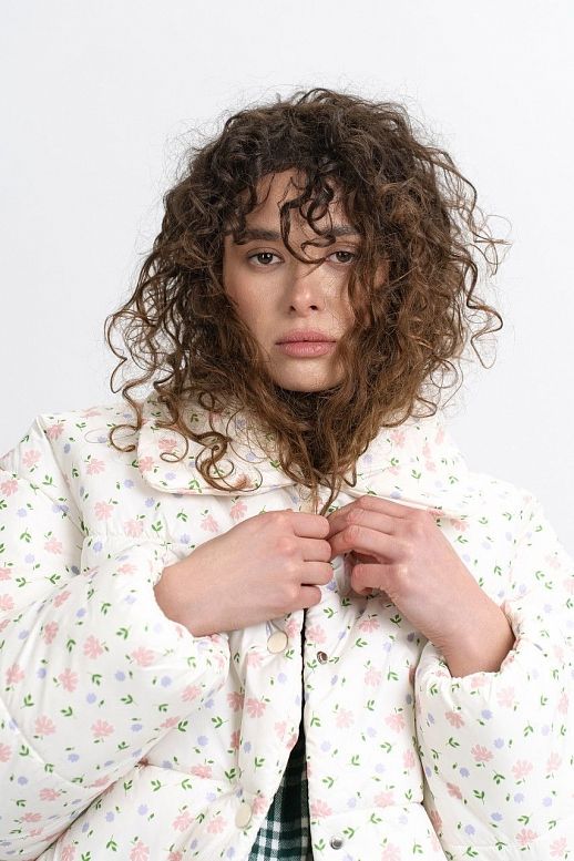 Krótka kurtka z kołnierzem biała w różnokolorowe kwiaty - №2