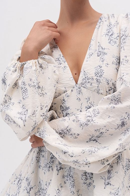 Sukienka z miękkiego creponu z długim rękawem mleczna w niebieski wzór - №2