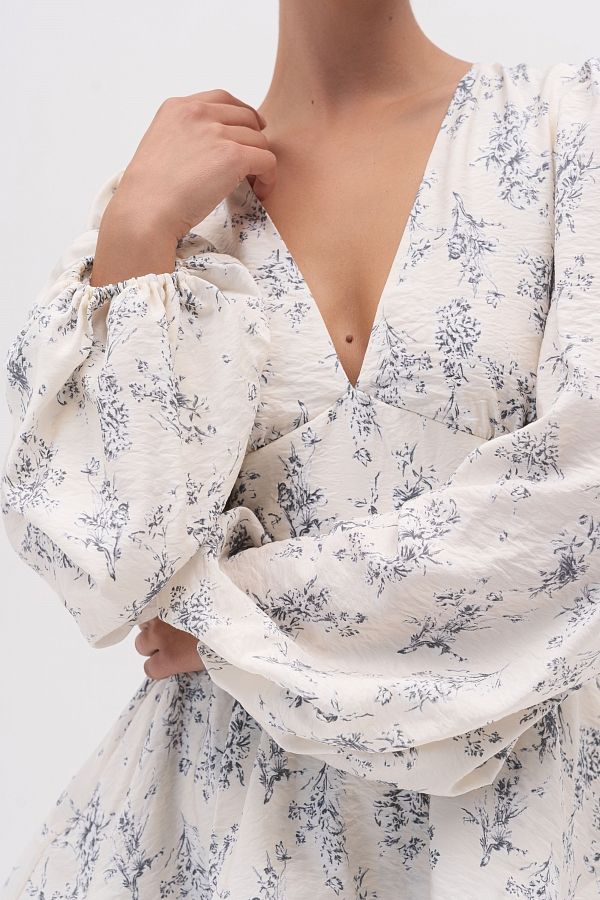 Sukienka z miękkiego creponu z długim rękawem mleczna w niebieski wzór crep01/11 № 2