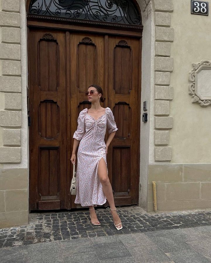 Sukienka midi z rozcięciem, długim rękawem, mleczna, w pomarańczowy kwiaty D0521DR/6 № 2