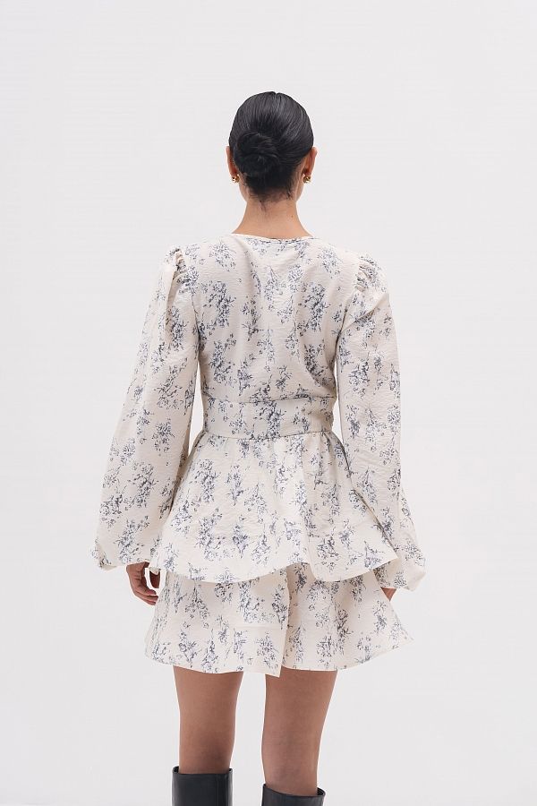 Sukienka z miękkiego creponu z długim rękawem mleczna w niebieski wzór crep01/11 № 4