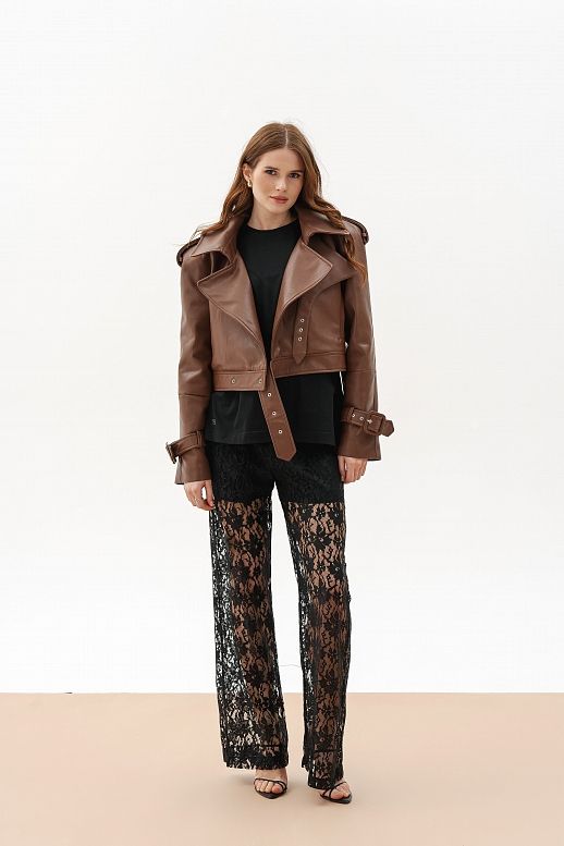 Krótki trrencz z eko-skóry brązowy