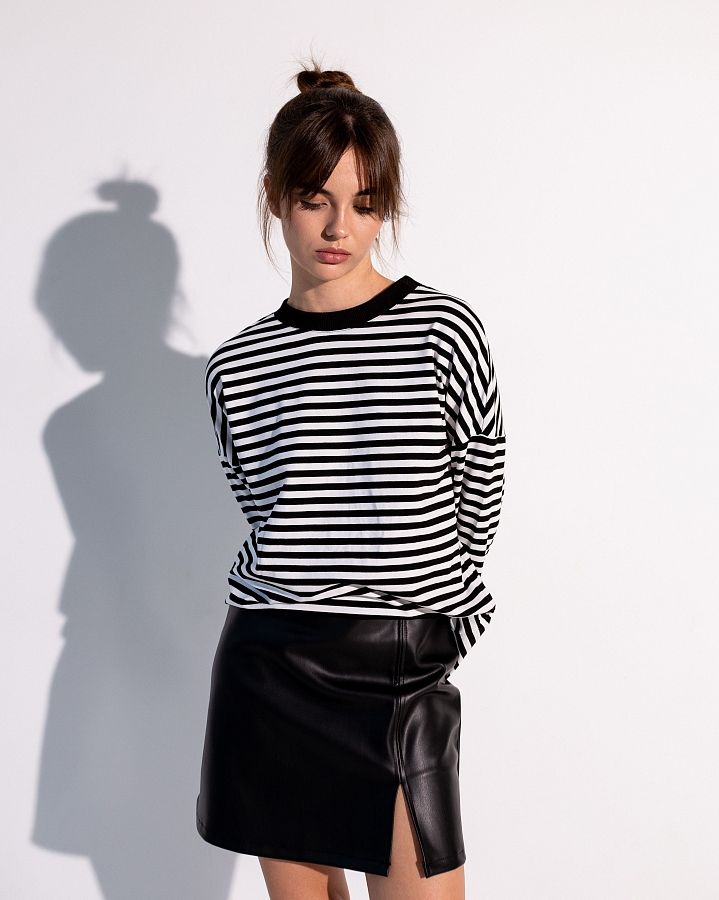 Spódnica mini z ekoskóry czarna B0222/1 #RU# Spódnica mini wykonana z czarnej ekoskóry B0222/1 № 3