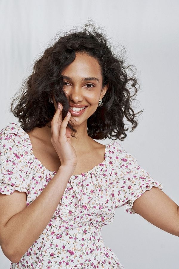 Mini sukienka z paskiem i mleczną falbanką w różowe kwiaty D0723/4 № 4