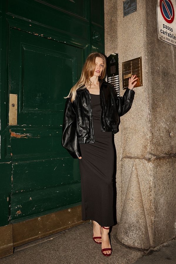 Sukienka dopasowana na ramiączkach czarna sukienkamidi06/03 № 5