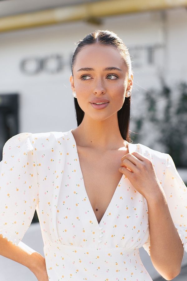 Mini sukienka z prostą spódnicą i krótkimi rękawami mleczna w wielokolorowe kwiaty prost01/09 № 5