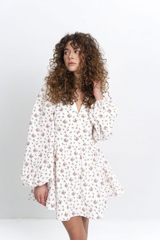 Sukienka z kołnierzykiem biała w czerwone kwiaty