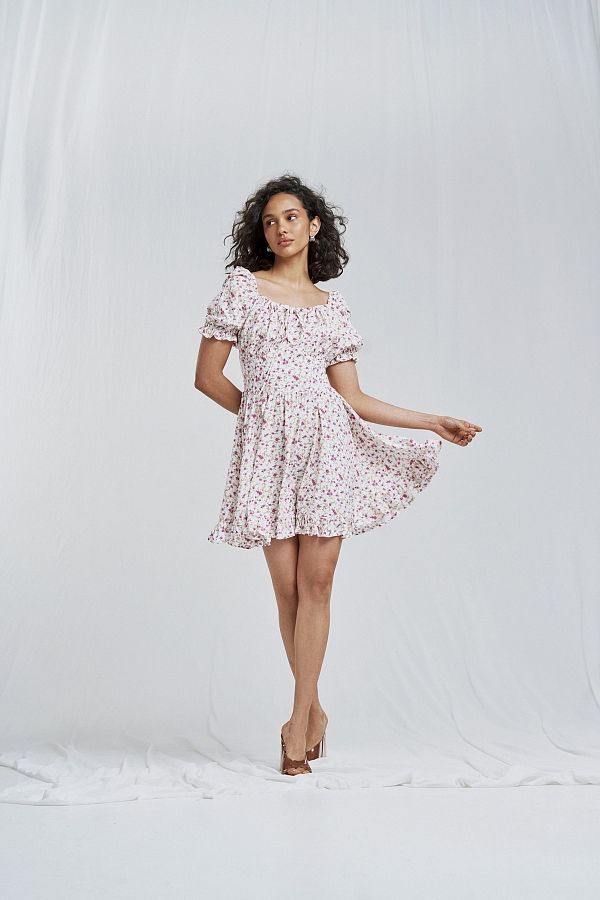 Mini sukienka z paskiem i mleczną falbanką w różowe kwiaty D0723/4 № 3