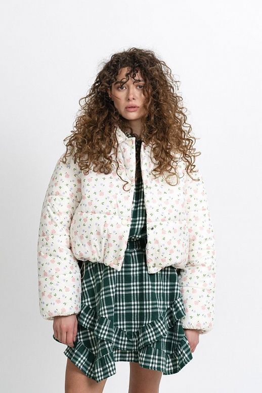 Krótka kurtka z kołnierzem biała w różnokolorowe kwiaty